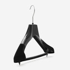 Gruccia anatomica con stecca personalizzabile  – gruccia per cappotti – gruccia in plastica riciclata nera – CA42S - depla