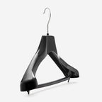 Gruccia anatomica con stecca personalizzabile  – gruccia per cappotti – gruccia in plastica riciclata nera – CAN42S - depla