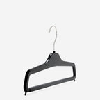 Gruccia personalizzabile – gruccia per pantaloni – gruccia in plastica riciclata nera – P3 - depla