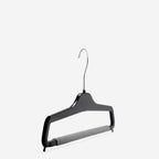 Gruccia personalizzabile – gruccia per pantaloni – gruccia in plastica riciclata nera – P3SP - depla