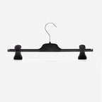 Gruccia personalizzabile – gruccia per gonne – gruccia in plastica riciclata nera – PM40 - depla